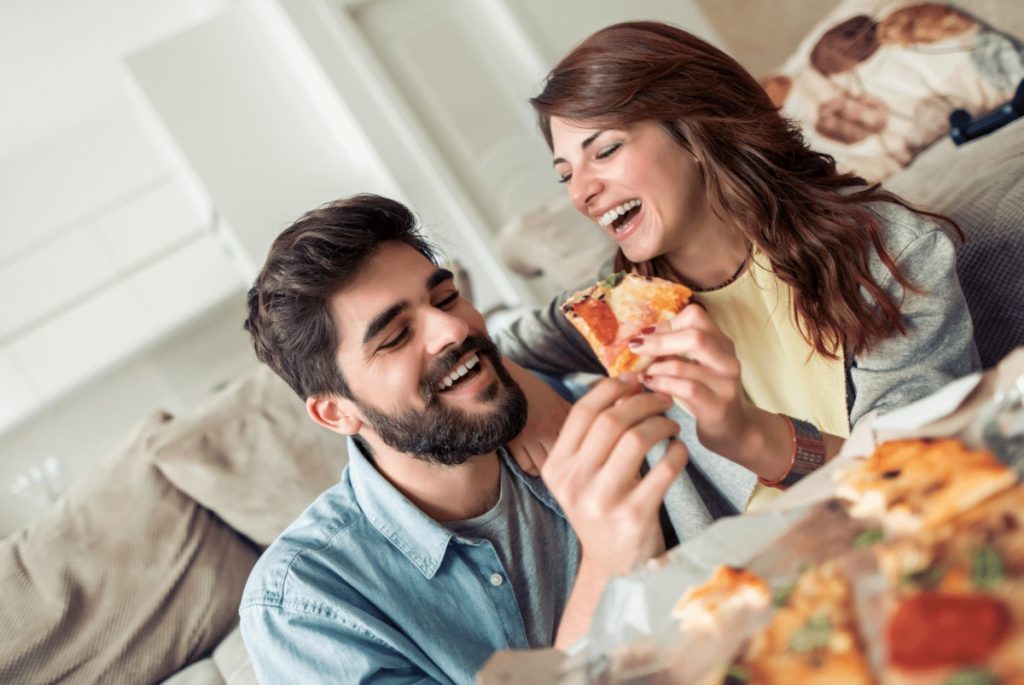 couple eating pizza